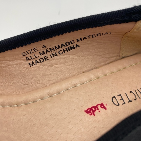 Girls Sz 4 Black Ballet Flats w/ Bow Detail Skid Resistant Tread - Picture 4 of 4